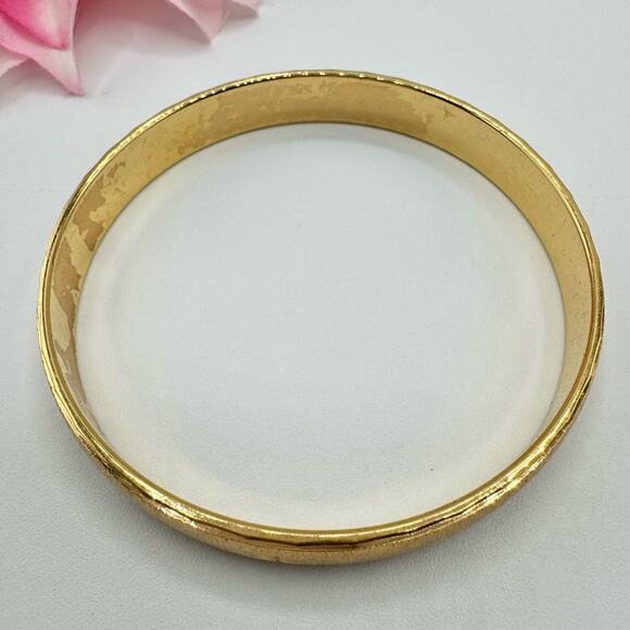 Vintage Monet Bangle Etched Starbursts Gold Tone Signed Diamond Cut Textured - Picture 5 of 12